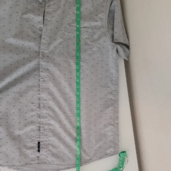 Men's Gray Short Sleeve Button Down Shirt - Picture 3 of 4